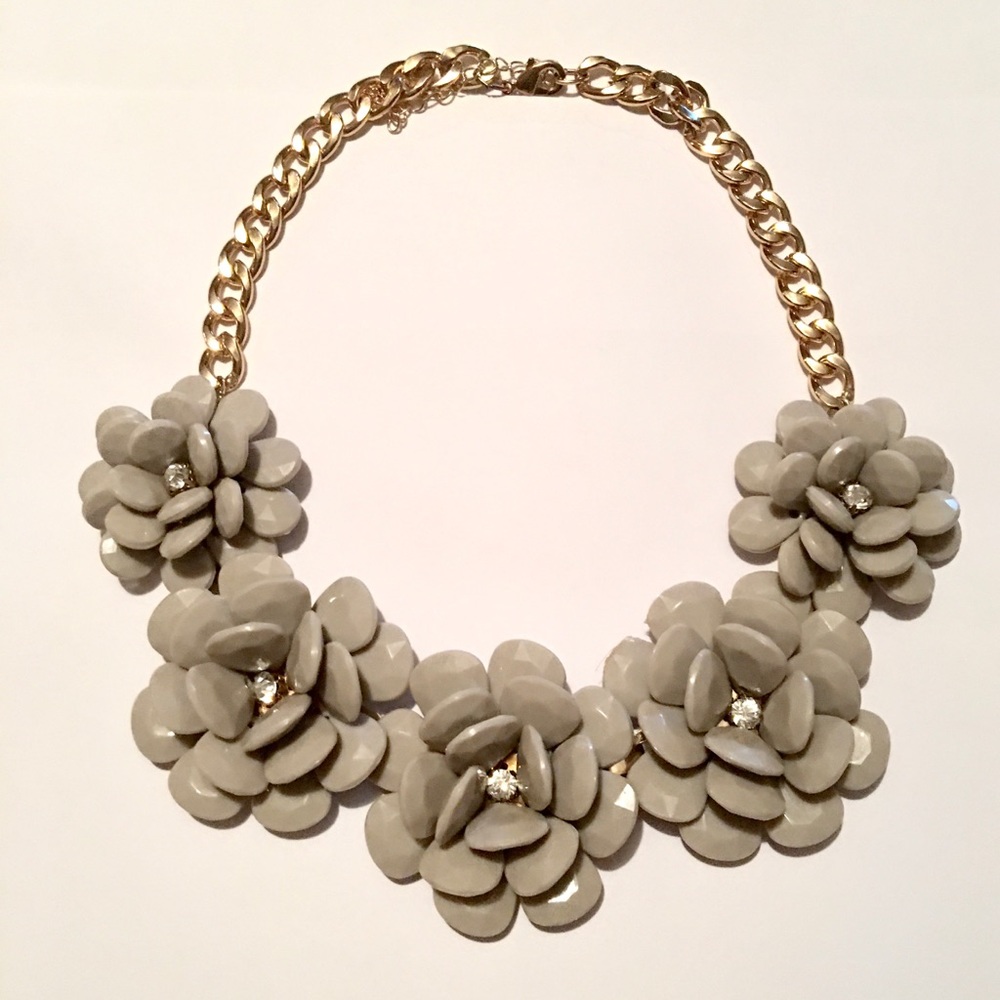 Nice Gold Necklace with 5 large flowers